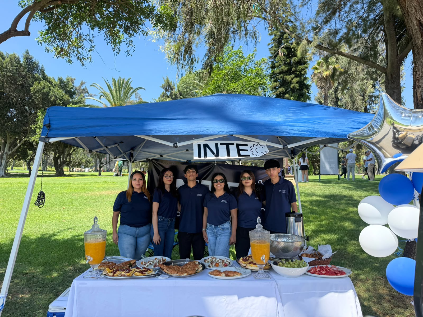 Equipo de INTEC participando en un evento empresarial